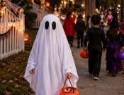 Halloweeni csokigyűjtés kertvárosban