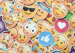 Táskás szem és kopár fa – ezek az idei év emoji trendjei