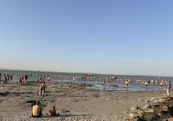 Megható összefogás a siófoki strandon: emberláncban kerestek egy eltűnt ötéves kisfiút Megható összefogás a siófoki strandon: emberláncban kerestek egy eltűnt ötéves kisfiút