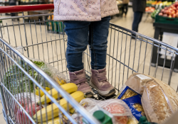 A bevásárlókocsi nem cipőtartó! – Tényleg jó ötlet utcai cipőben beleállítani a gyereket? A bevásárlókocsi nem cipőtartó! – Tényleg jó ötlet utcai cipőben beleállítani a gyereket?