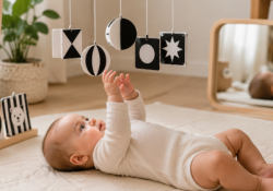 Montessori a babaszobában: A Munari-mobiloktól a tükrös játszósarokig