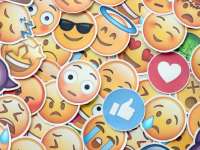 Táskás szem és kopár fa – ezek az idei év emoji trendjei