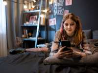 Netflixezés közben TikTok görgetés? – Amikor a kamaszodnak már a normál tempó is túl lassú Netflixezés közben TikTok görgetés? – Amikor a kamaszodnak már a normál tempó is túl lassú